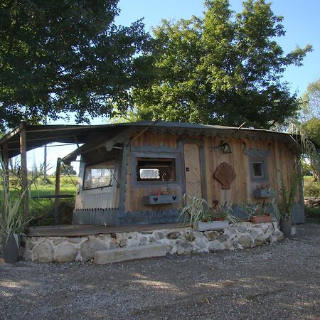 Villa Les Patins A Roulottes Yenne Exterior foto