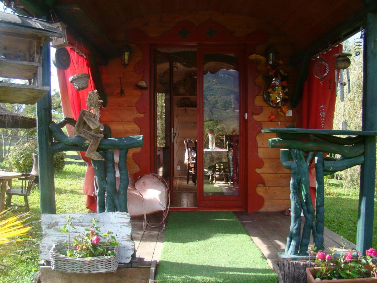 Villa Les Patins A Roulottes Yenne Exterior foto