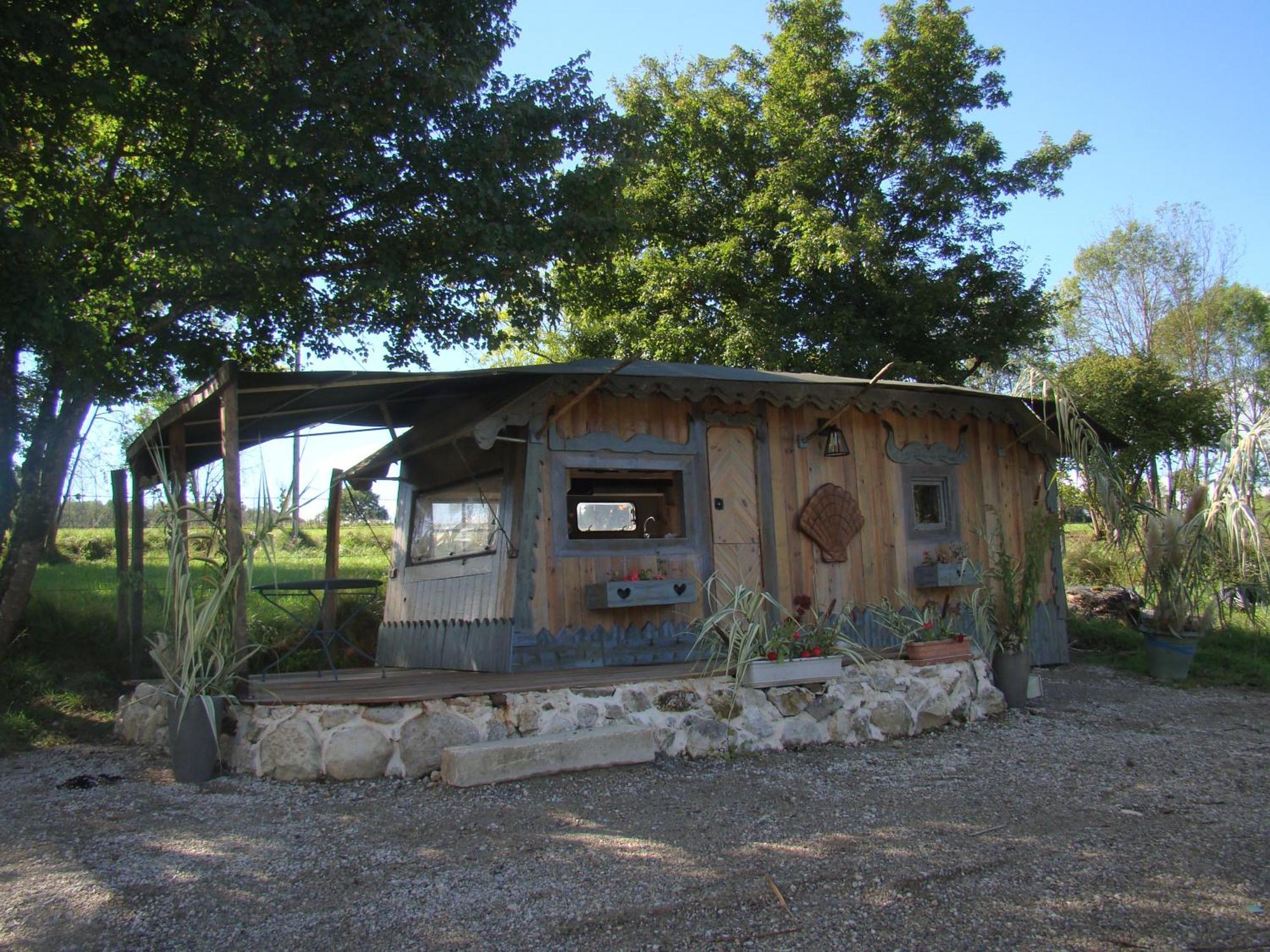 Villa Les Patins A Roulottes Yenne Exterior foto